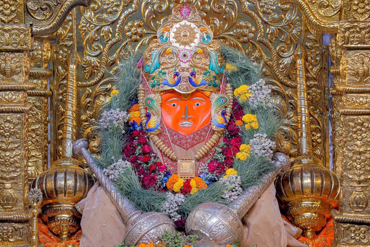 अलंकृत मंदिर में रजत मुकुट और पुष्पमालाओं से सुशोभित श्री बालाजी